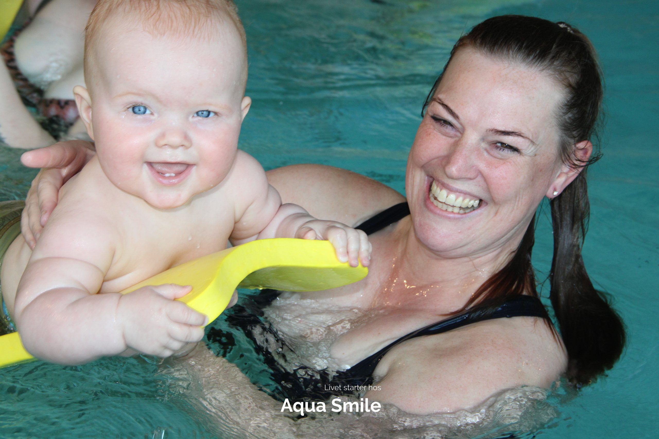 Din baby vil blive stimuleret til at udføre de forskellige øvelser herunder også masser af dyk, hvor din baby vil opleve vægtløsheden i bassinet – og dens betydning for bevægelserne, herunder spark med benene og svømmetag med armene.